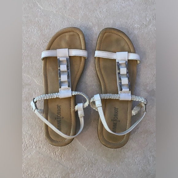 Women’s Size 6.5 Minnetonka White Strappy Sandals - Picture 3 of 11